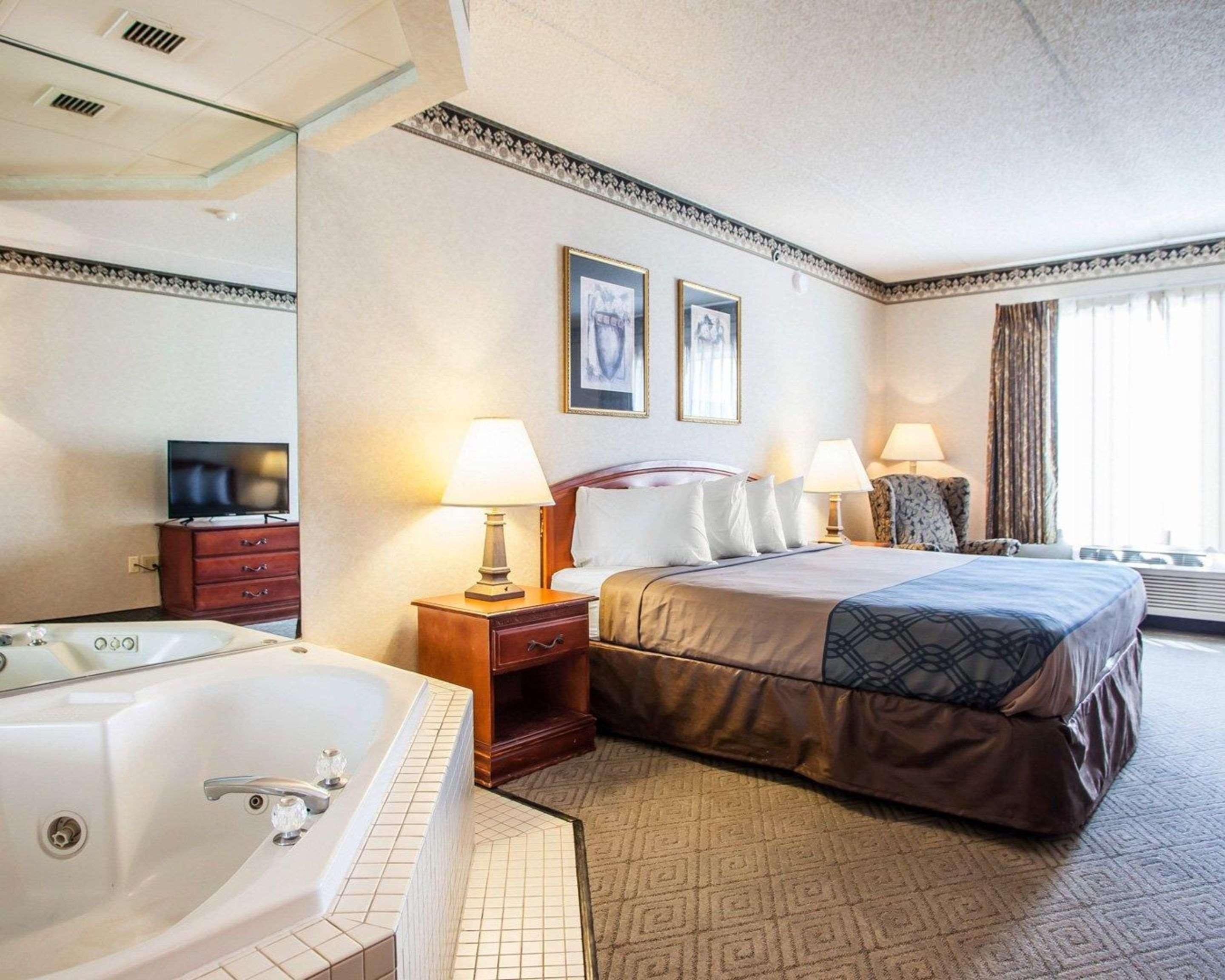 Rodeway Inn & Suites Milwaukee Airport Exterior photo