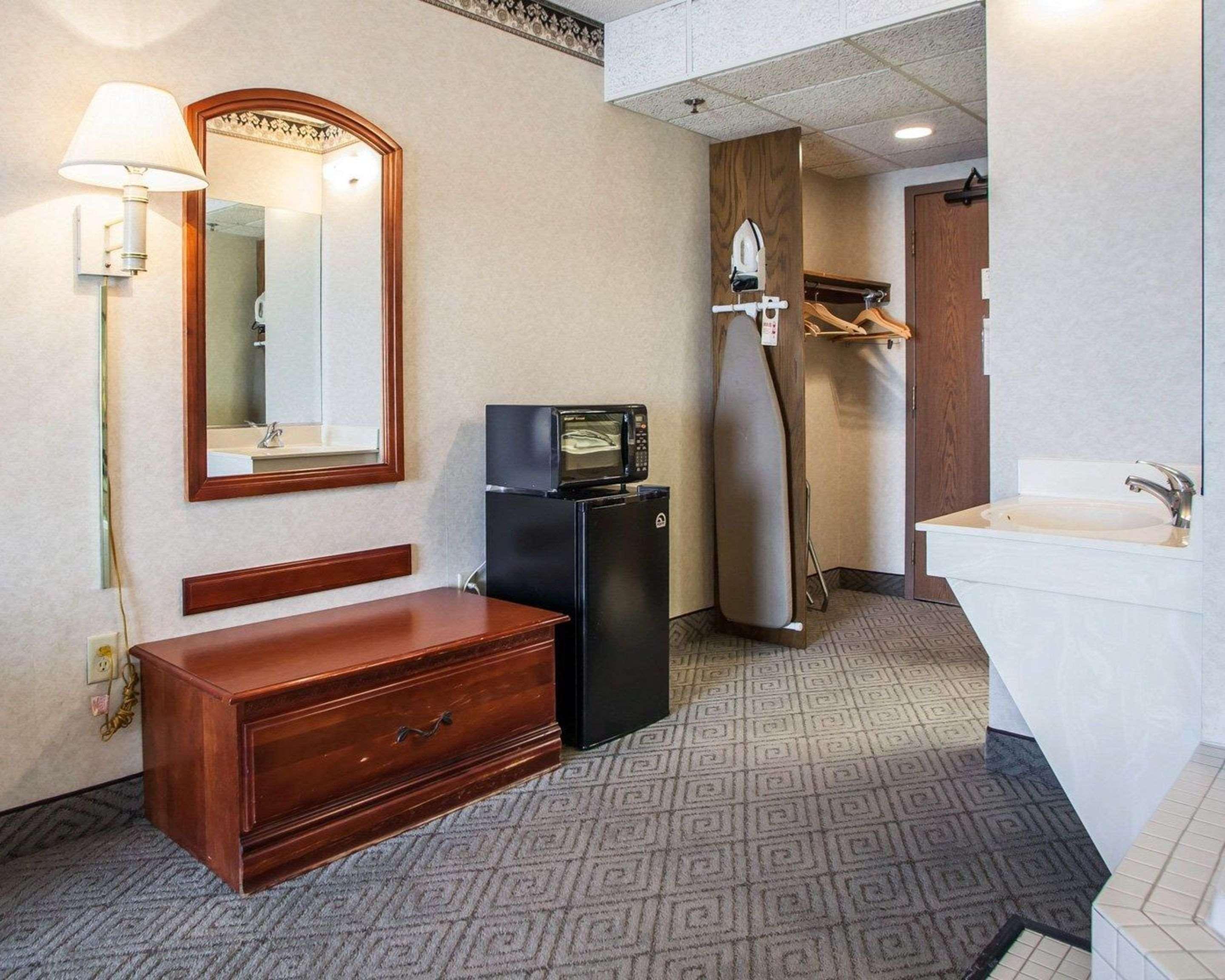 Rodeway Inn & Suites Milwaukee Airport Exterior photo