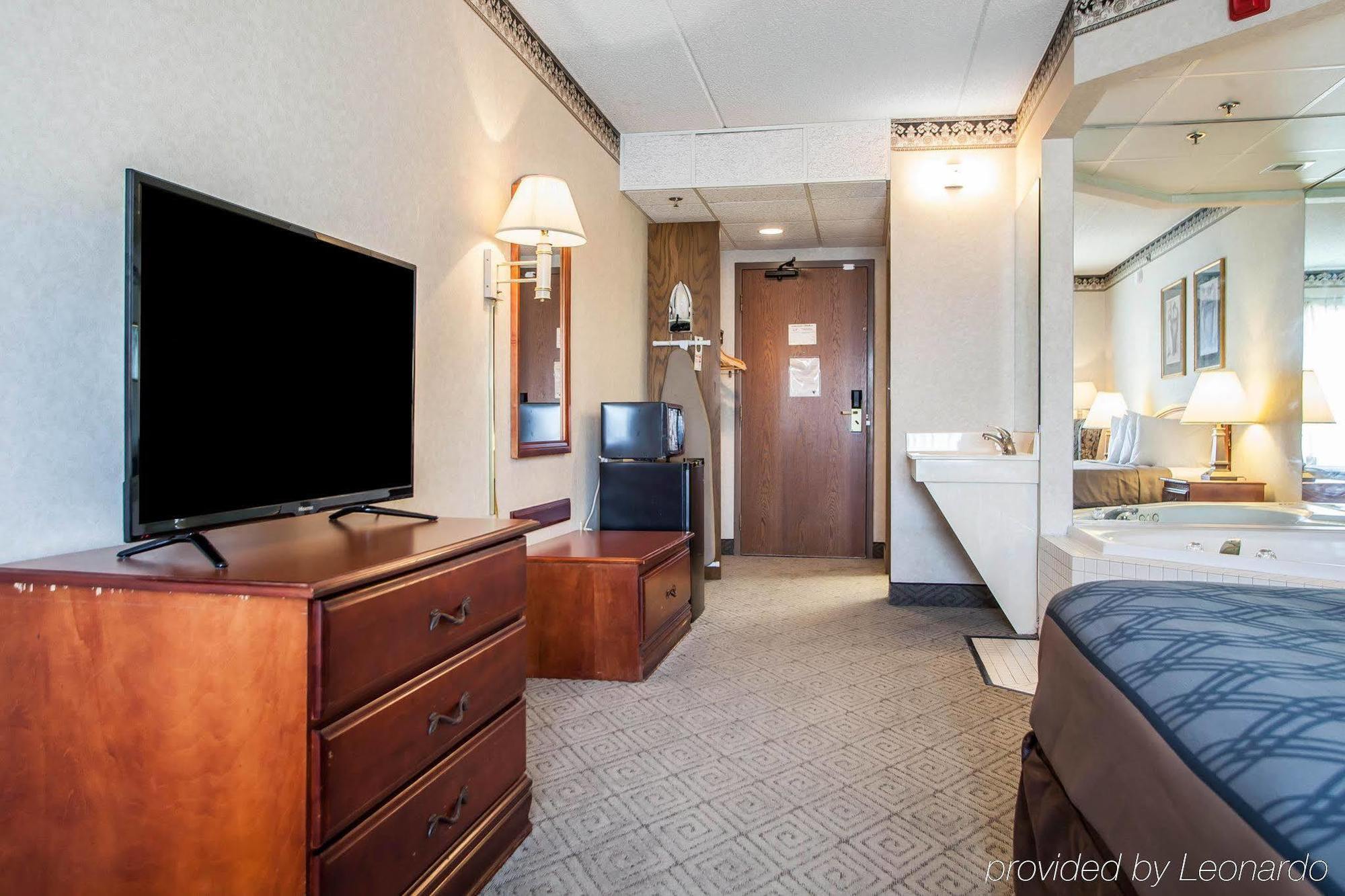 Rodeway Inn & Suites Milwaukee Airport Exterior photo
